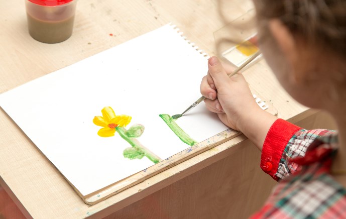 מדיניות תמיכה בתלמידים בהורים ובצוותים – על ידי מטפלים ממקצועות הבריאות וטיפול באמצעות אומנויות במצב חירום