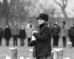 ילדה בטקס ליום השואה