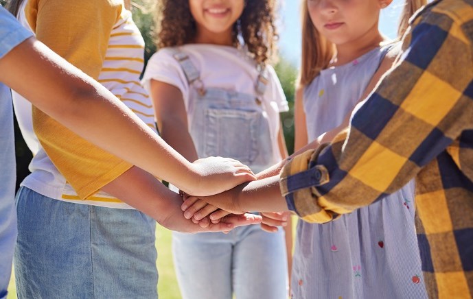 ילד דגל ישראל פרחים